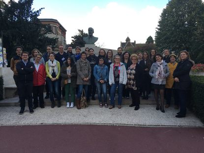 L’image contient peut-être : 10 personnes, personnes souriantes, personnes debout et plein air